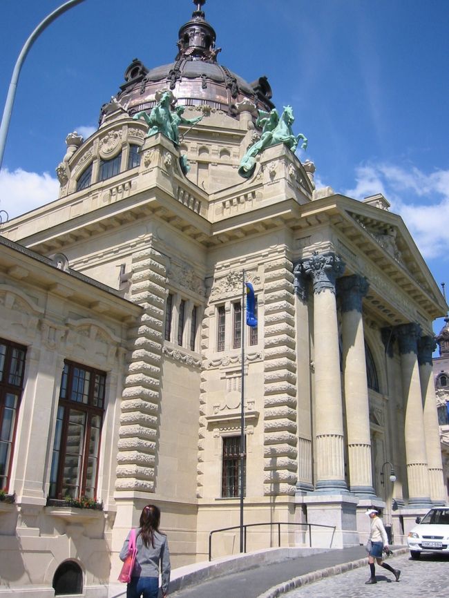 センチェニー温泉に別れを告げます。<br />素晴らしい容姿であります。<br />日本のスパとはちがいすぎました。<br />驚きの体験でした。<br />この後の続きはパート３となります。<br />お楽しみに！！