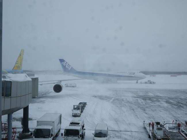 羽田に旅立つ　ＡＮＡ機　ジェット気流で雪が空港に舞っています。