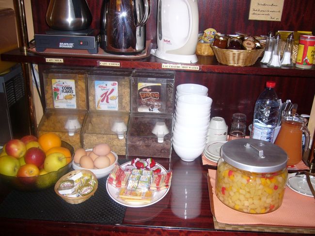 パリのホテルの朝食。<br />今回泊ったホテルの中で、<br />ダントツで質素な朝食でした。