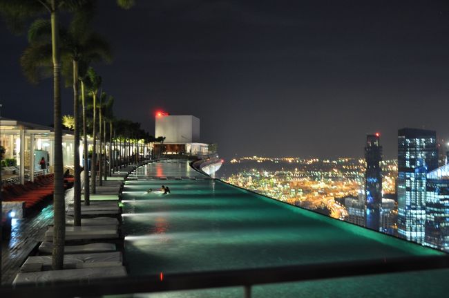 天空プール横のバーにて