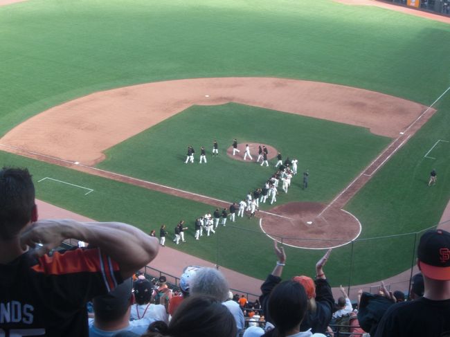 今日はジャイアンツの大勝。<br />ハイタッチで選手退場。