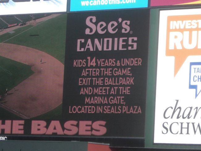 すると即、「ＫＩＤＳ　ＲＵＮＳ　ＴＨＥ　ＢＡＳＥ」がスタート。<br />美味しい美味しいシーズキャンディ提供。<br />参加した子供にはご褒美にキャンディバー１本プレゼント。