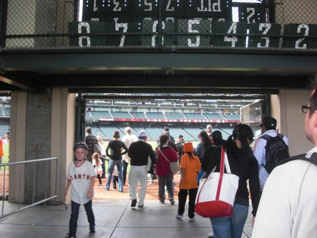 ライトスタンド下のゲートから入場。<br />場外なので、観戦していなくても並べてしまう。<br />それで次にチケットを買ってくれれば、よし、か。