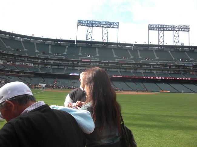 観客のいなくなった、とても芝のきれいなグラウンド。
