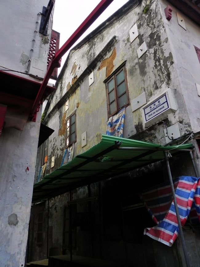 あぶなっかしいね<br /><br />上の方にある羽飾りみたいな鏝細工、マラッカのどこやったかな、どっかのホテルでみたな