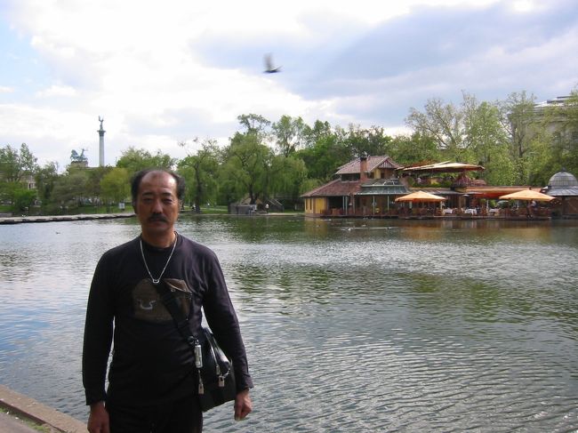 街なかに在ります公園です。<br />かなりの広さが在ります。<br />大きな池もありました。