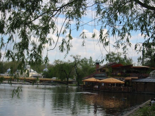 喉の渇きを癒す為、畔のカフェが見えたのでそこに向います。<br />