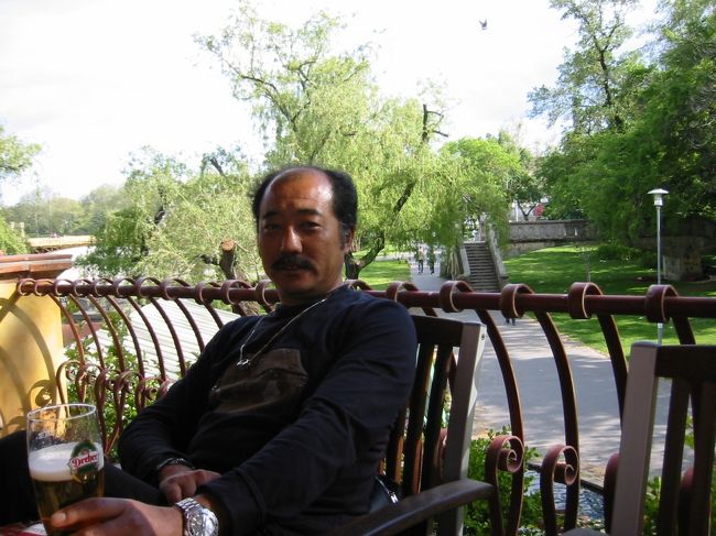 屋上にありますテラス席に座ります。<br />素晴らしい景観が目の前に広がりとても寛いだ雰囲気です。