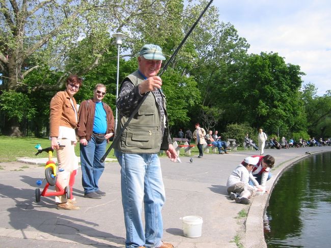 池では地元の人達が釣りをしていました。<br />小さな魚が数匹釣れていました。<br />今夜の食卓に並ぶのでしょうか？