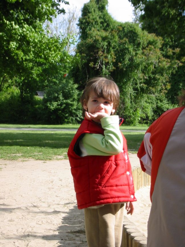 可愛い子供が公園で遊んでいました。<br />指シャブリをしています。<br />