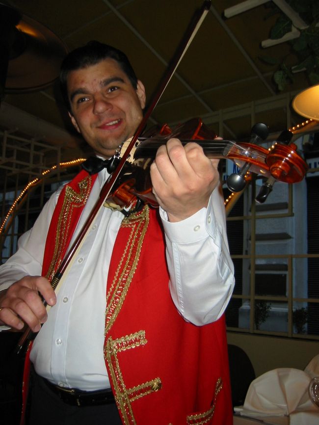 ホテルからでました。<br />さあ此れからブタベスト最後の晩餐です。<br />楽しく騒ぎバンドのいる川沿いのレストランを見つけました。<br />賑やかです。