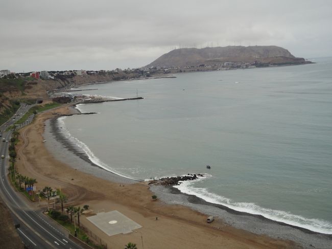 リマのミラーフローレス地区から見た海岸。<br /><br />リマ１日目。<br />この日はほぼ移動で終了。<br />夜にラルコ・マルという「リマのお台場」と呼ばれているショッピングセンターで夕食。<br /><br />↑　↑<br />太平洋が真向かいにある、レストランや映画館やショッピングセンターの複合施設。