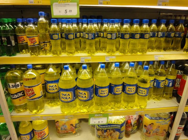 近くのMetroというスーパーにて。<br />インカコーラが沢山。<br />味は・・・駄菓子屋さんで売ってる炭酸の味？！