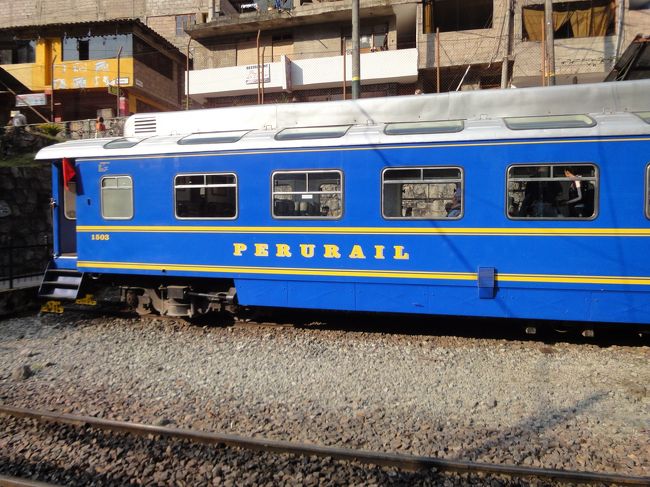 クスコのホテル→駅までタクシーで。<br />運転手はスペイン語オンリーで、帰りの駅→ホテルの迎えも来てもらうように伝えるのにひと苦労。「オイ？」「マニャーナ？」と何度も確認して、電子辞書片手に奮闘。<br /><br />ペルーレイルでクスコ→マチュピチュへ！<br />列車に揺られること数時間。<br />行きはサンドイッチみたいな軽食のサービスがある。<br />