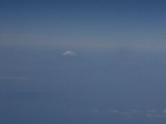 飛行機の窓から富士山が見えました！
幸先良いのかな？