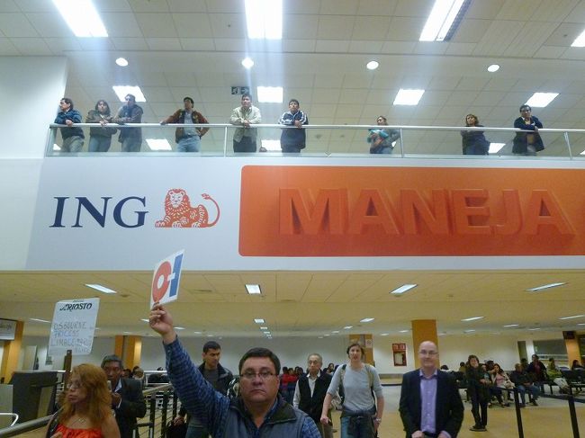 リマ空港ビル内、お出迎えの人達がたくさんいます。