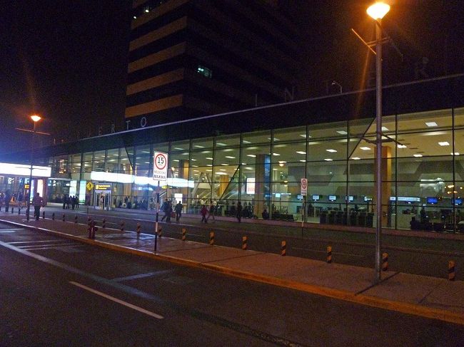 リマ空港ビル玄関前