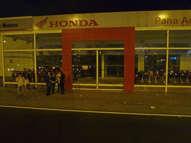 リマの街並み、ホンダの文字。