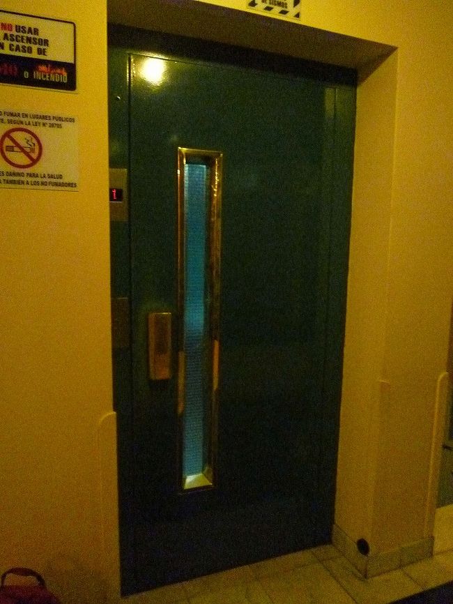 リマ市内、ホテル「ベストウエスタン」。ドアを手前に引いて乗るタイプのエレベーター。