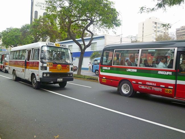 リマの街並み、市民の足の路線バスが頻々と走る。