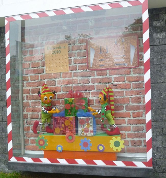 リマの街並み、金融機関のウインドー・ディスプレー。