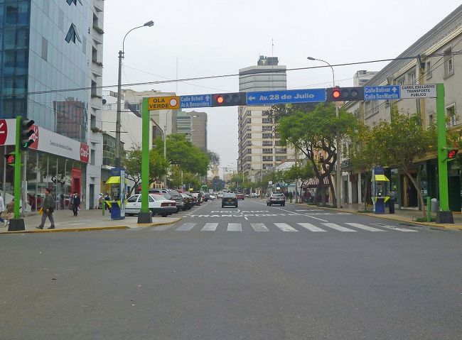 リマの街並み、道路をまたぐ信号機。