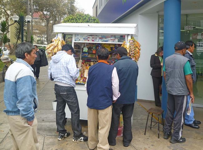 リマの街並み、キオスクで買い物する人達。