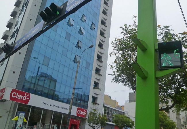 リマの街並み、道路をまたぐ信号機。