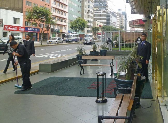 リマの街並み、店頭の清掃作業中。