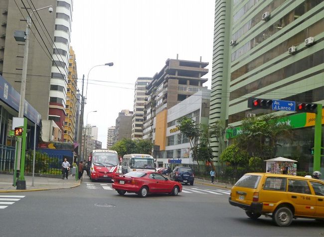 リマの街並み、路線や乗り合いバスが視界に入らないことが珍しいほど頻々と走っていた。