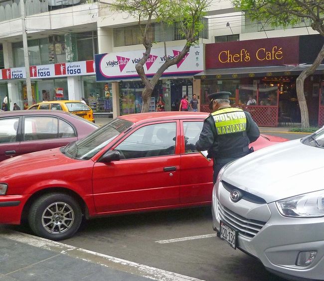 リマの街並み、駐車違反の取り締まり。
