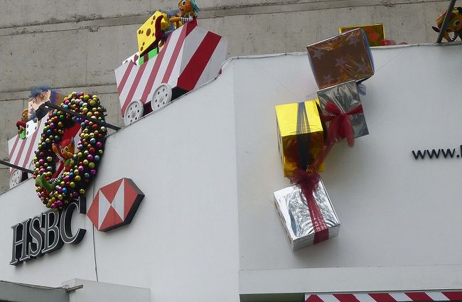 リマの街並み、金融機関のビルに施されたXマスの飾り付け。