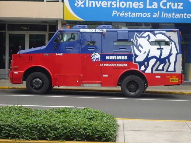 リマの街並み、現金輸送車？