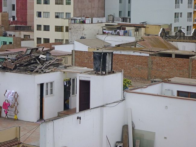 リマの街並み、ビル屋上に建てられた一般住居。