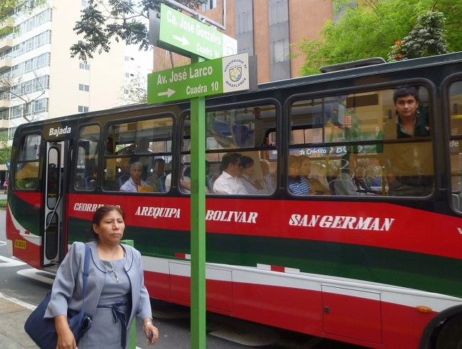 リマの街並み、路線バス。窓から顔を出している人は誰？
