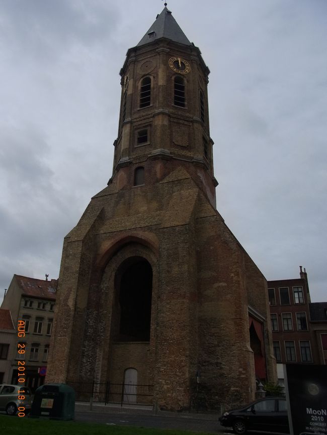 ポール教会を出て裏手に行くと”聖ピーターの塔”が建っている。<br />なんだか昔のアニメに出てくるロケットみたい。<br />しかも、よ〜く見てみると左右非対称。きっと何か意味があるんでしょうね。<br />この塔は1886年の火災を免れた唯一の部分だそうで、礎石は1478年に置かれたという古いもの。1478年というと日本は室町幕府くらいでしょうか。。