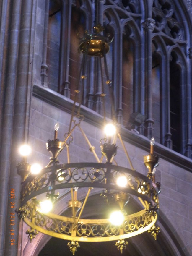 王冠みたいな形をした照明。<br />