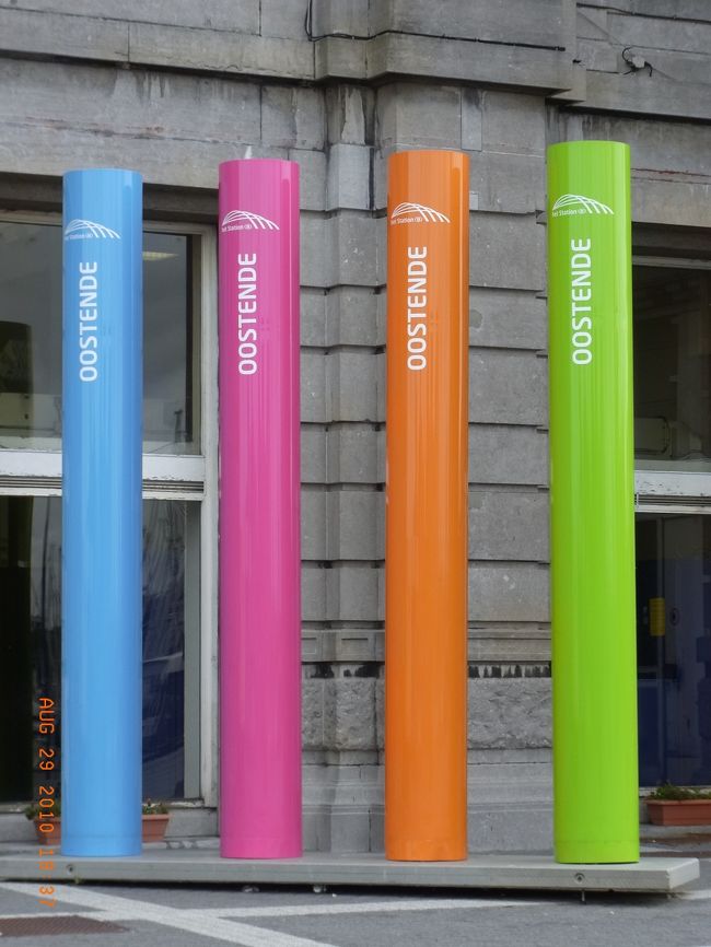 さっきゲントの駅前で見たポールをオステンドの駅でも発見。<br />このあたりはオランダ語の方言であるフラマン語圏なので、オランダ語で「オーステンデ」と書いてありました。<br /><br />