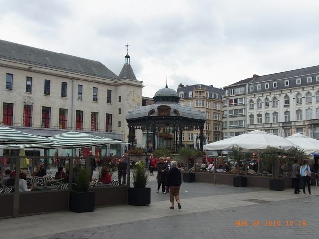 教会を出て人通りがある方向に適当に歩いていたら広場に出ました。<br />そんなに大きな広場ではないですが、オープンカフェやレストラン、ブティックなどが広場を囲むように立ち並んでます。<br />広場を囲む建物は歴史を感じさせるというよりは、老朽化が進んでいるという感じ・・<br />