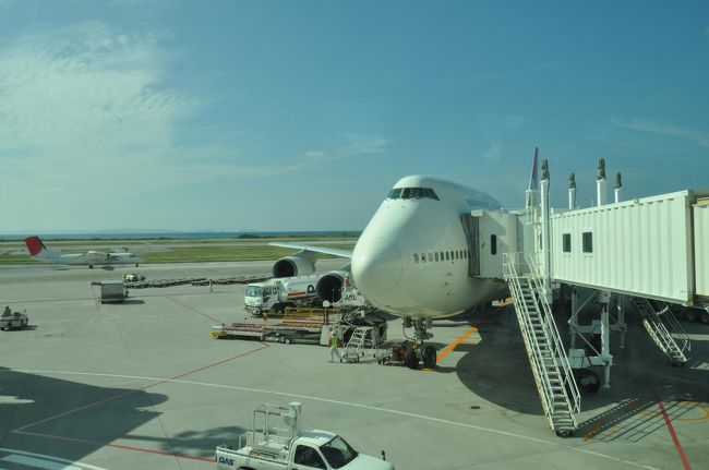 定刻より19分早い13時56分<br />那覇空港到着<br />