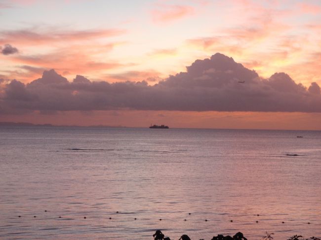 飛行機と船のシルエット