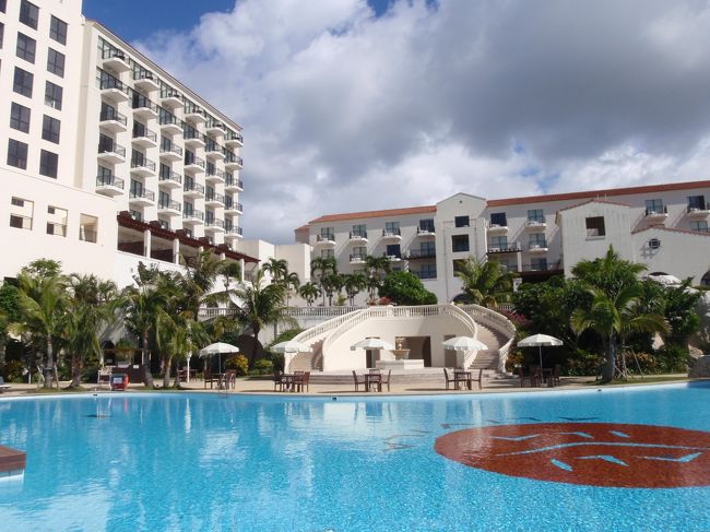 朝食をブランチに変更したので<br />ランチタイムまでビーチ＆プールで<br />まったり中<br />