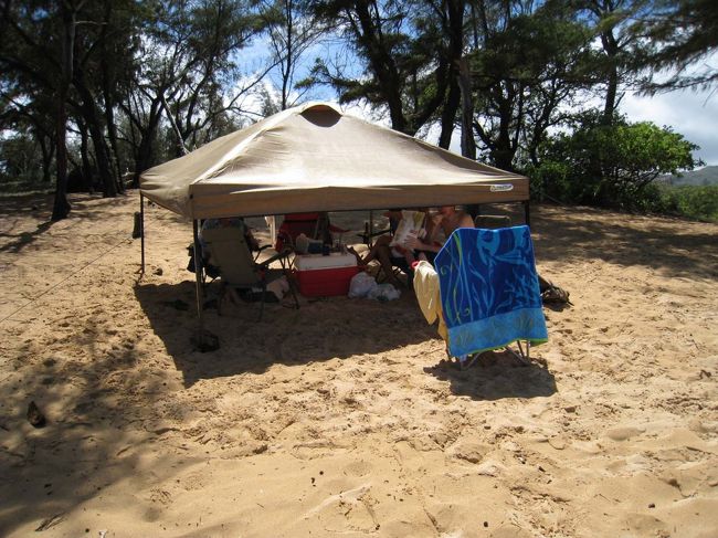 風がかなり強く、しばらくテントの屋根を低くして対処。このあと雨もざーっと降りました。ハワイらしい。