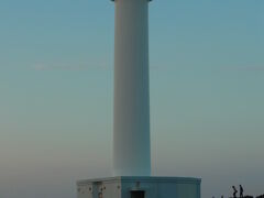 沖縄旅行

5年連続で訪れている場所

「残波岬灯台」

丁度、夕日が沈む時間に到着出来
暮れて行く空を眺めます。