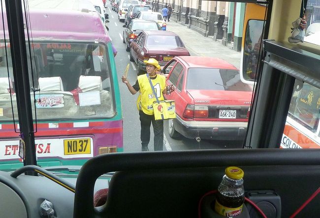 リマの街並み、渋滞中の車目当てに出現する物売り。
