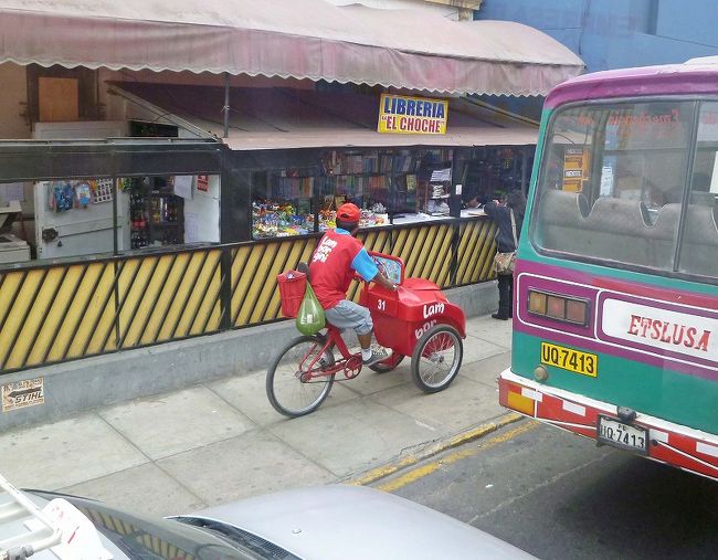 リマの街並み、バスの左側はアイスクリーム屋さん。