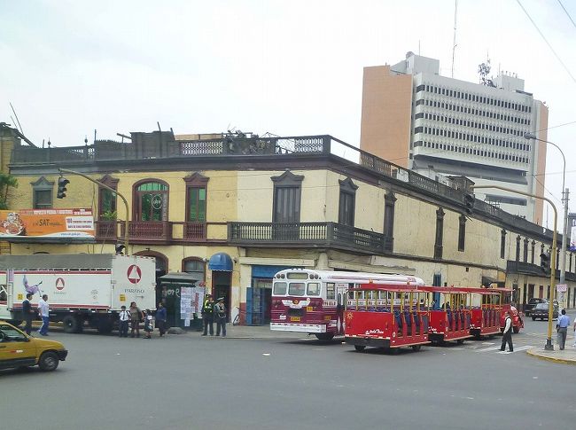 リマの街並み、右側に赤いプチトレイン。