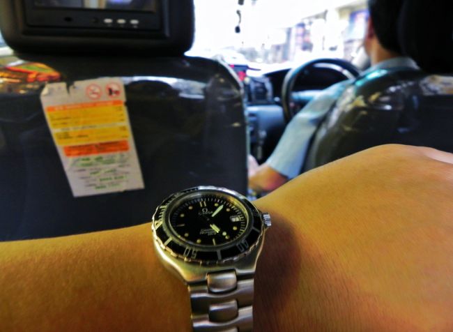 １７時０４分<br /><br />路地歩きを切り上げてホテルへ<br /><br />うまいぐあいにタクシーが来たので乗り込む<br /><br />歩いてもそう大した距離ではない<br /><br />３０Ｈｋｄ