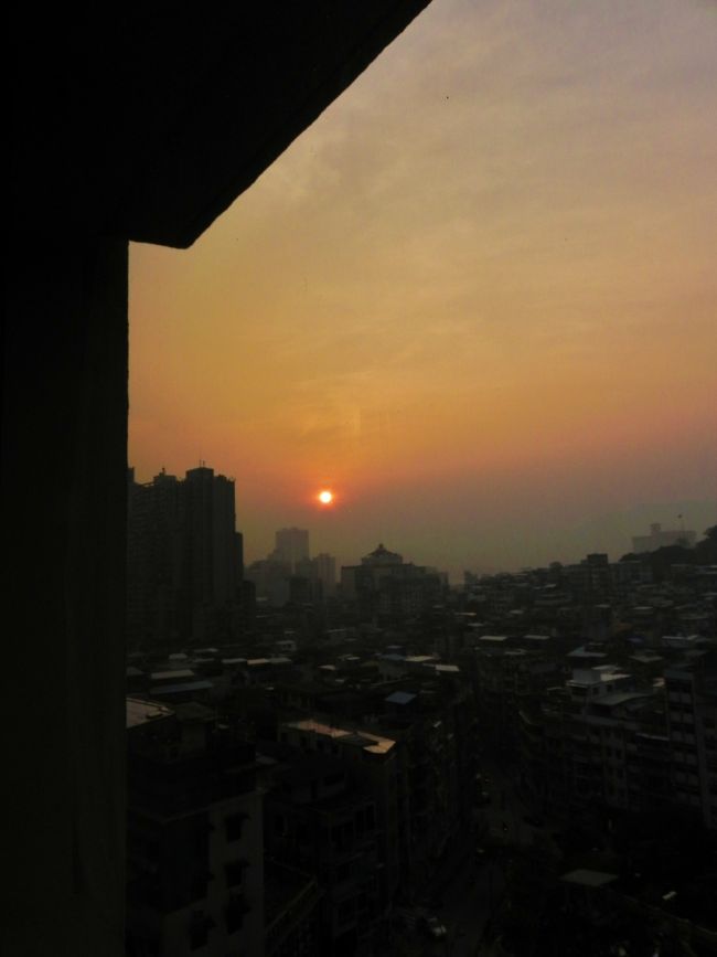 ホテルの部屋に戻りカーテンを開けると<br /><br /><br />とってもマカオ♪　な夕焼け<br /><br /><br />窓の外側が少々汚れているのが残念だがご愛嬌<br /><br />　　<br /><br /><br />何枚か並べますのでお好きなの１枚どうぞ<br /><br /><br />