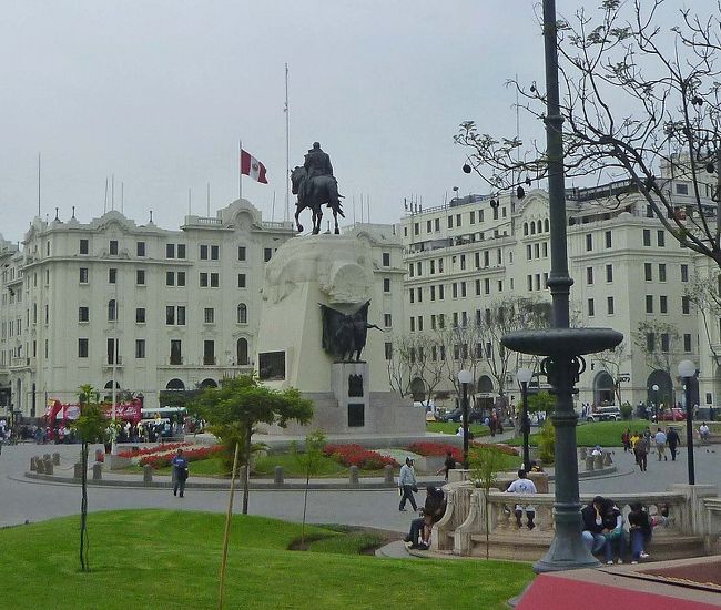 リマの街並み、サン・マルティン広場（Plaza San Martin）。ペルー独立運動の英雄サン・マルティンの銅像（騎馬像）が建立されている。